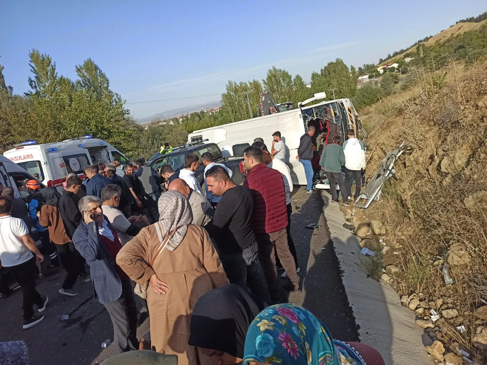Bingöl kara yolunda dehşet anları: Yolcu midibüsü yan yattı