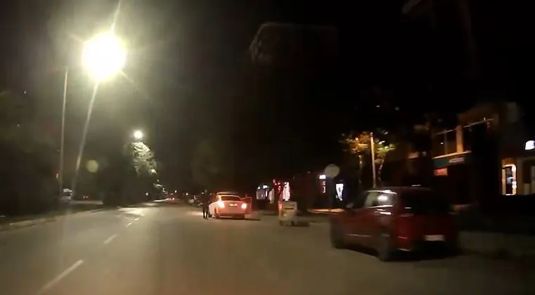 Trafikte selektör gerilimi: Önce küfür etti, sonra aracın önüne kırdı