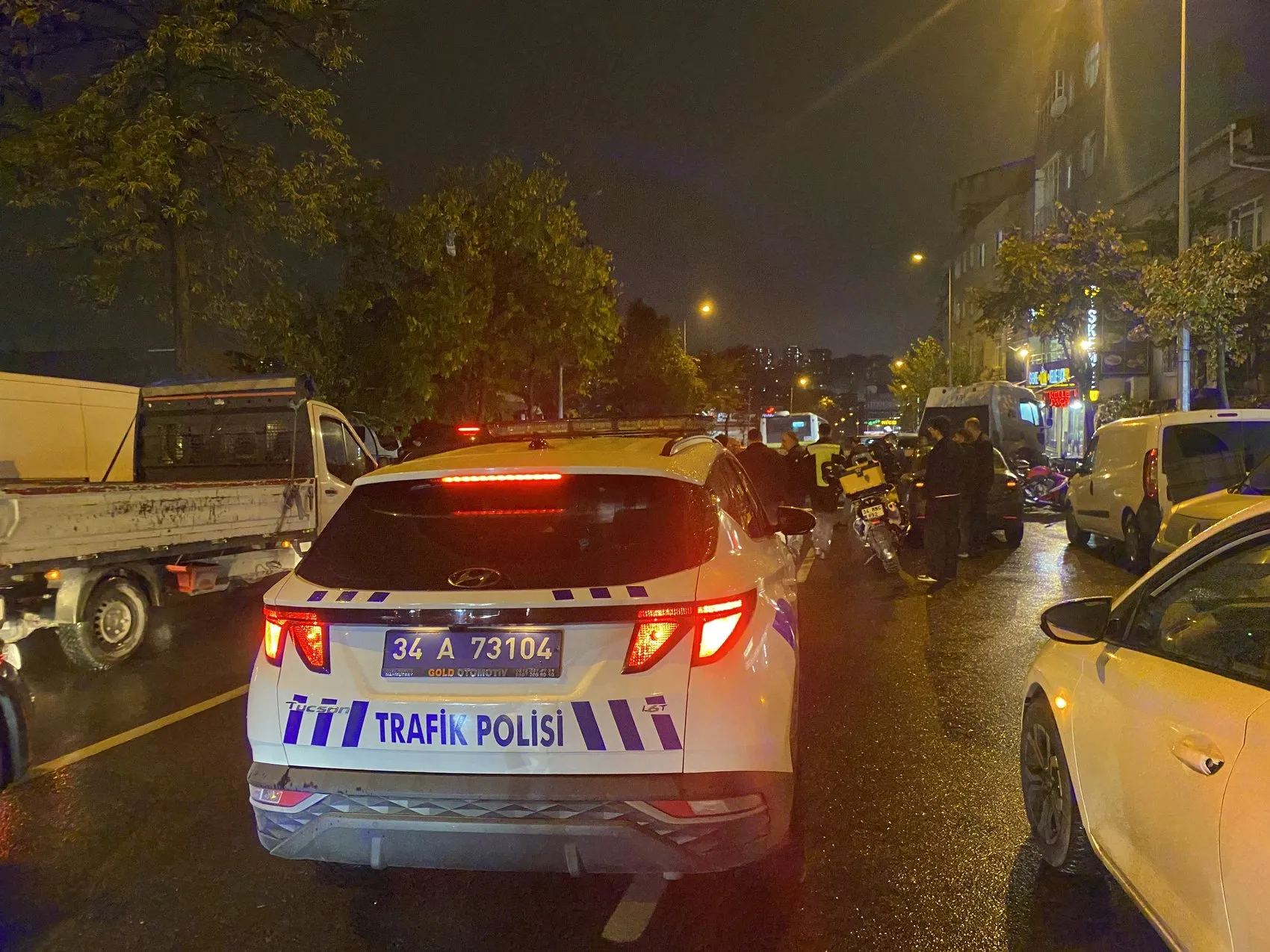 Bağcılar'da yağmur kazayı beraberinde getirdi: İETT otobüsü park halindeki araca daldı
