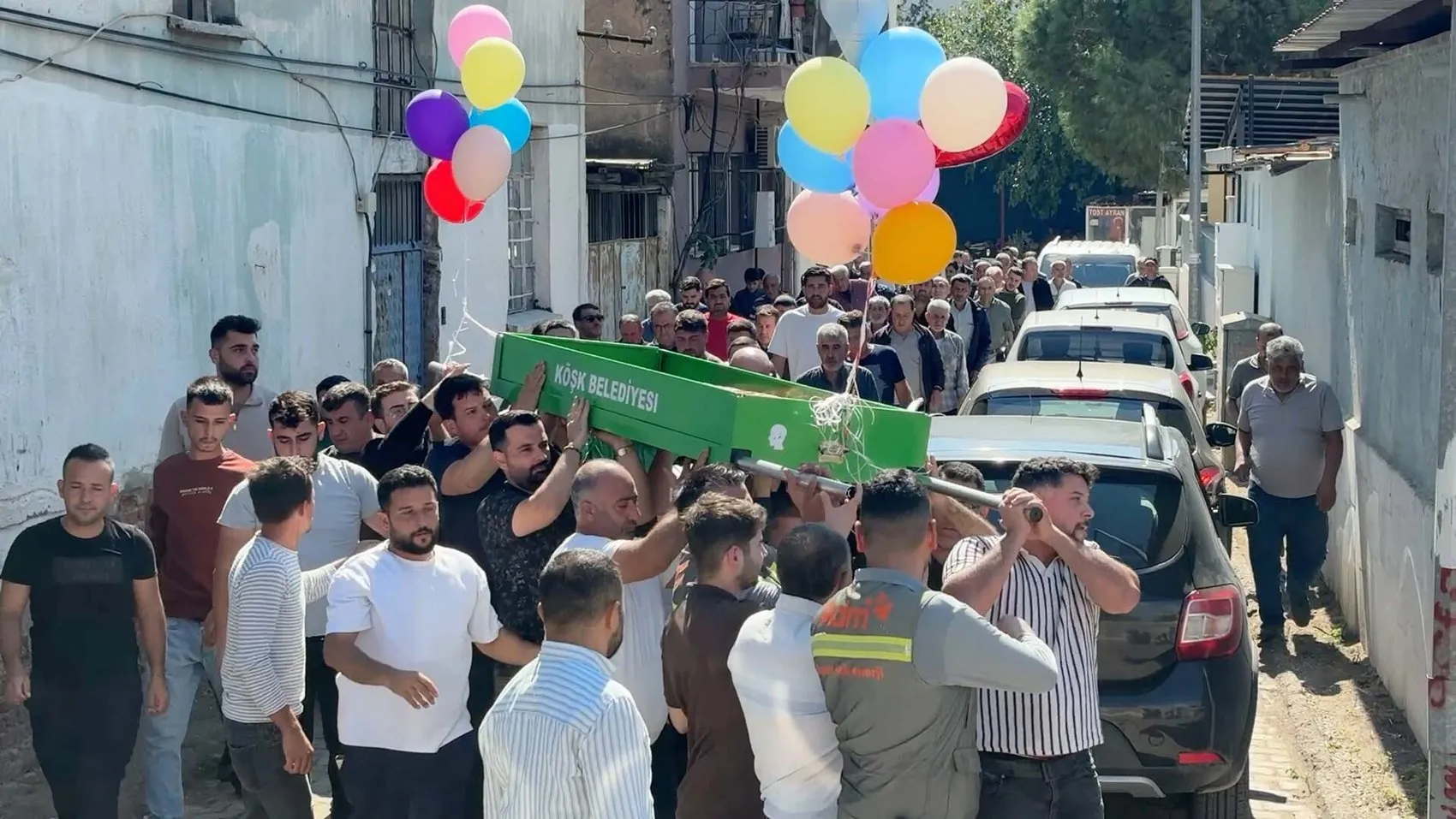 Küçük Ada'nın vedası yürekleri dağladı: Tabutuna bağlanan balonlar gökyüzüne umut oldu