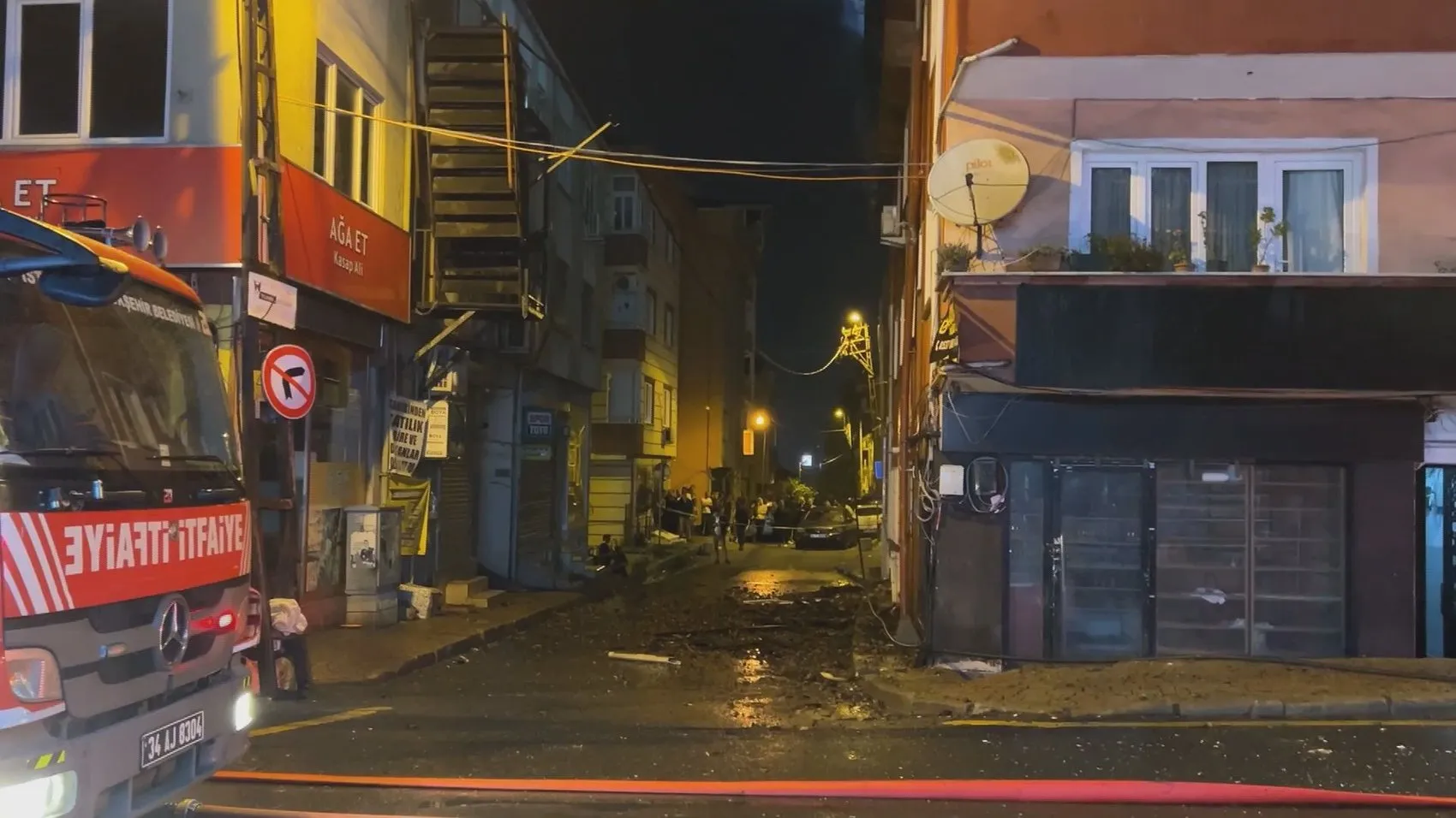 Kağıthane'de geceyi aydınlatan korku dolu anlar: Çatı katı alevlere teslim oldu