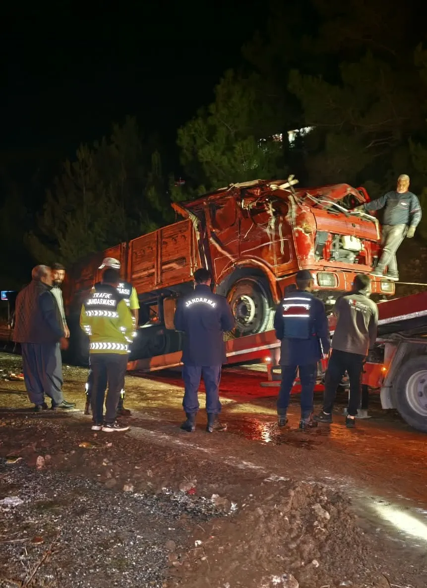 Tarsus'ta korkutan kaza: Devrilen kamyondan saçılan karpuzlar yayaları yaraladı