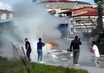 Avcılar'da korku dolu anlar: Seyir halindeki araç bir anda alev topuna döndü