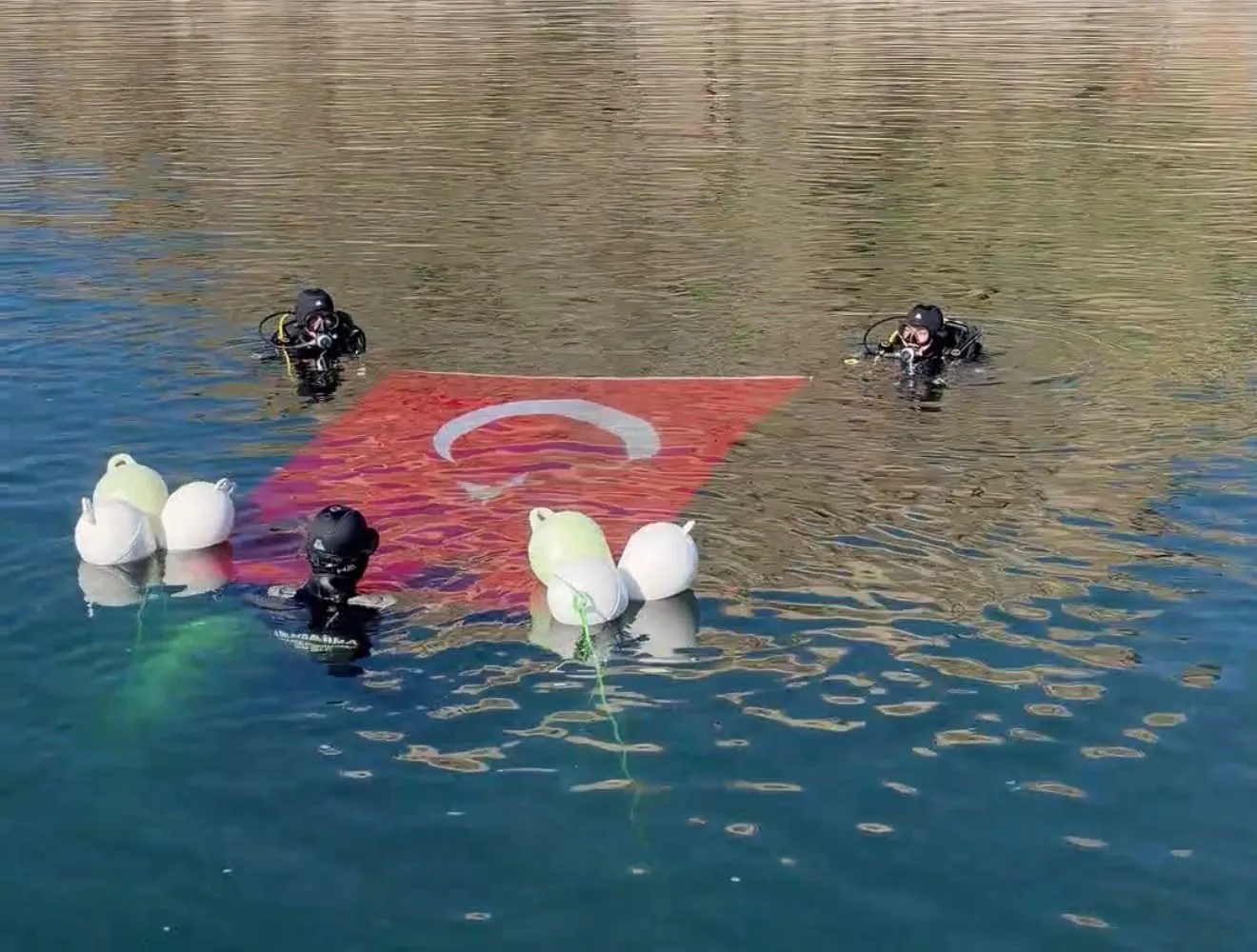 Keban Baraj Gölü'nün derinliklerinde 29 Ekim coşkusu: Jandarmadan unutulmaz saygı dalışı