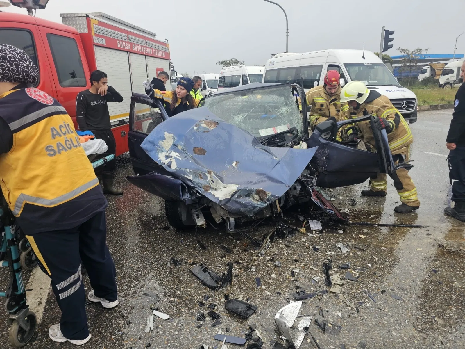 Orhangazi'de korkunç çarpışma: Hafriyat kamyonu ile otomobil hurdaya döndü