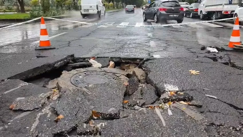 Diyarbakır'da sağanak kabusu: Köprüler yıkıldı, yollar çöktü