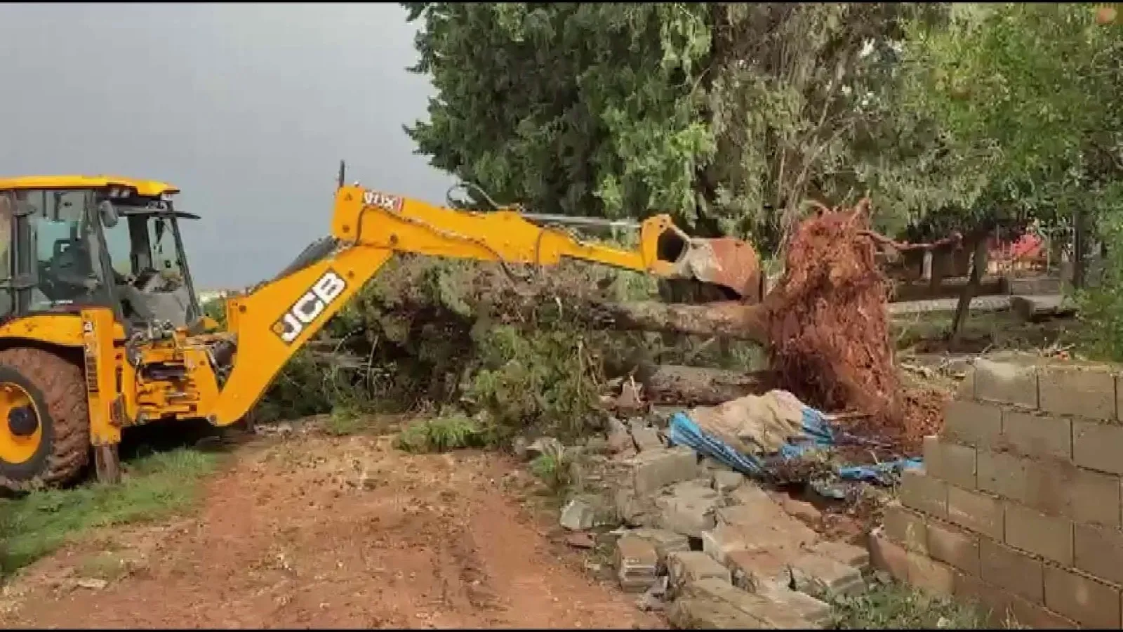 Reyhanlı'da gece yarısı kabusu: Bahçe duvarı saniyeler içinde yerle bir oldu