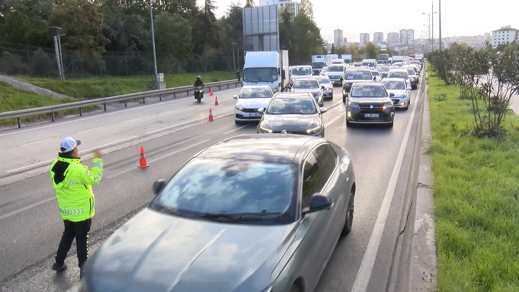 Avrupa Otoyolu'nda dehşet anları: Araçlar hurdaya döndü, trafik felç oldu