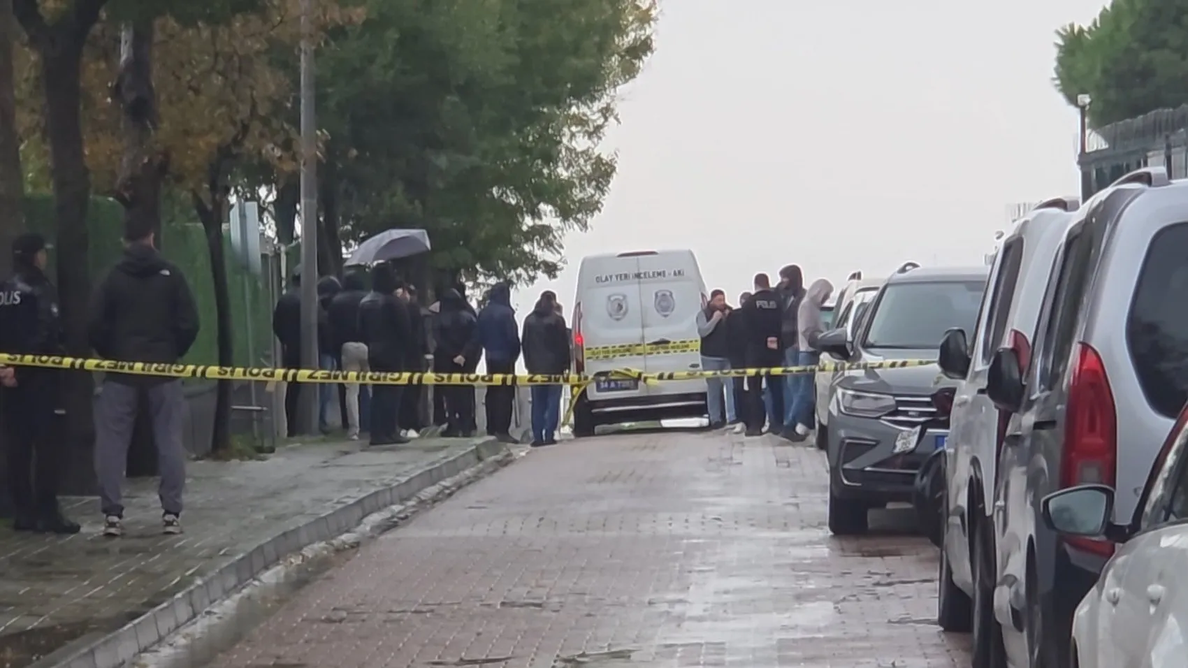 Okul önünde park kavgası kanlı bitti: Bekçiye saldıran veli ayağından vuruldu