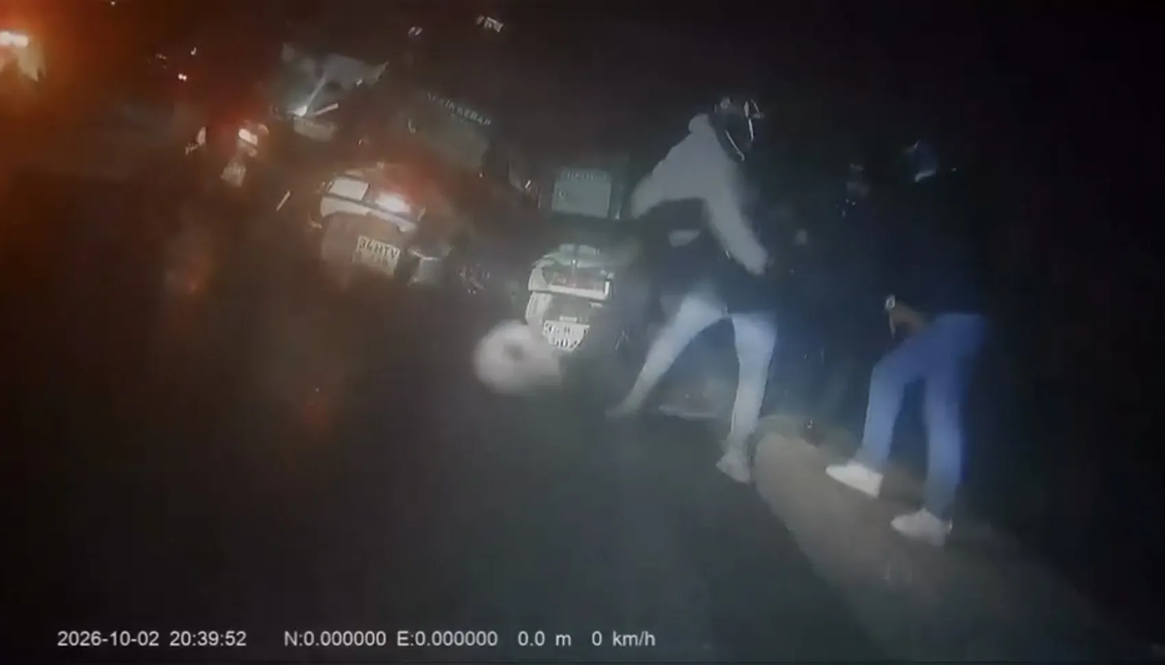 Ablasının ilişkisine karşı çıkınca dehşeti yaşadı: Motokuryeye kasklı saldırı kamerada