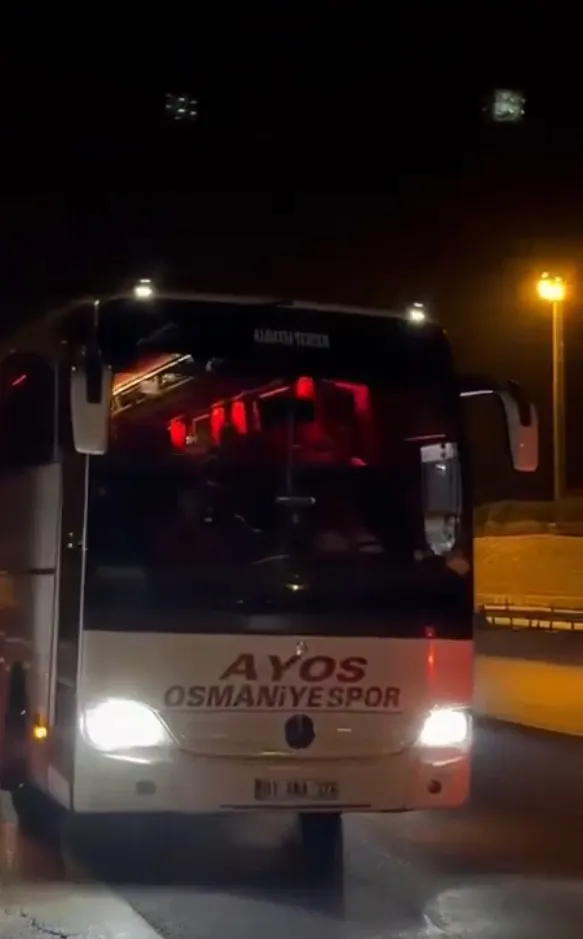 Mersin'deki futbol maçının ardından taraftar otobüsüne çirkin saldırı