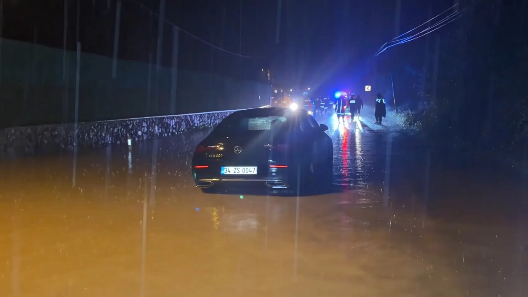 Şile'de aniden bastıran sağanak kabusa dönüştü: Otomobilde mahsur kalanlar için seferberlik