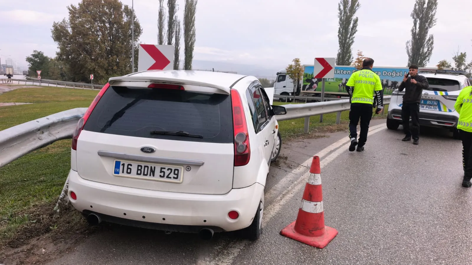 İnegöl yolunda sabah saatlerinde korkutan kaza: Direksiyon hakimiyetini kaybetti