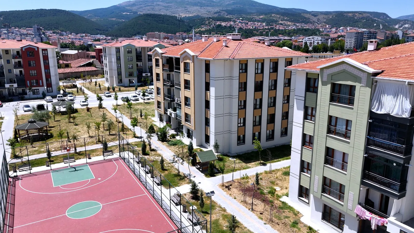 Kütahya'da dönüşümün yüzü güldü: Deprem korkusunu geride bırakan aileler yeni yuvalarında