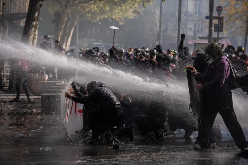 Paris sokaklarında şiddet dalgası: 1200 gözaltı ve yaralı güvenlik güçleri