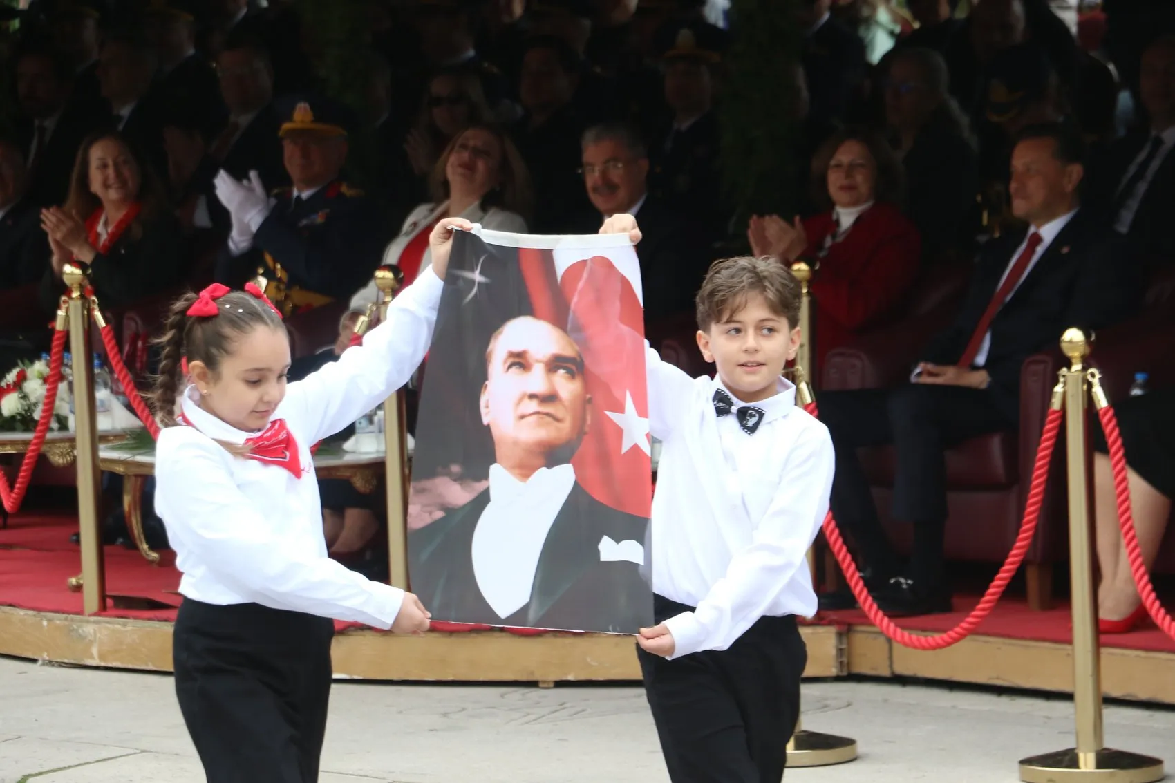 Eskişehir semalarında SOLOTÜRK rüzgarı: Cumhuriyet coşkusu gökyüzüne taşındı