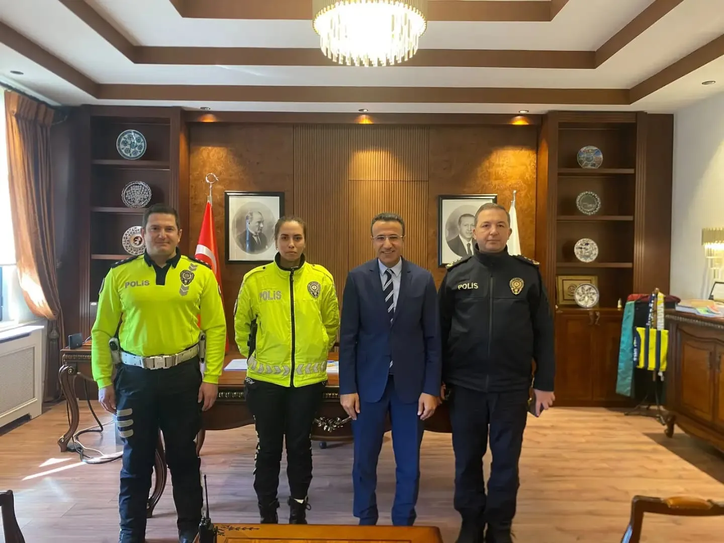 İnegöl'de vicdan nöbeti: Yaralı genci yağmurdan koruyan polise onur belgesi