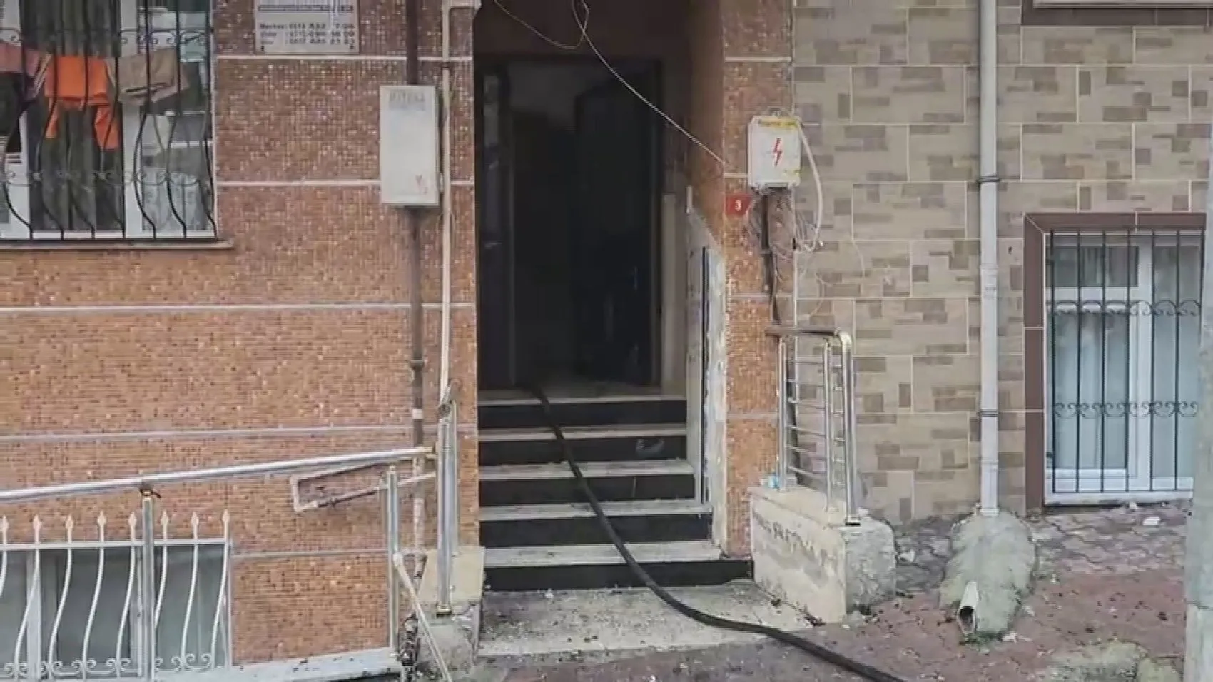 Esenyurt'ta korku dolu anlar: Alevlerin arasında kalan 5 kişi son anda kurtarıldı
