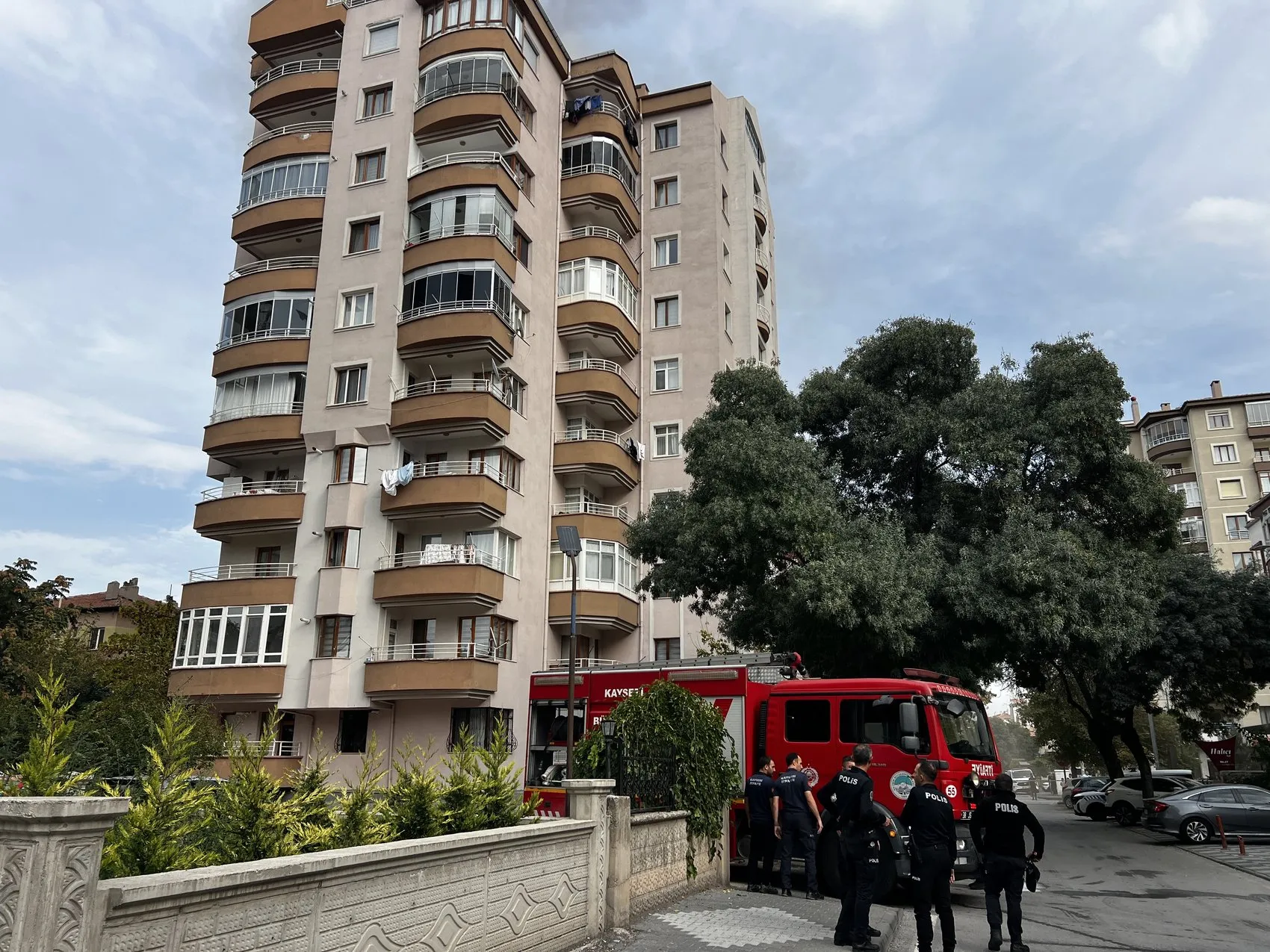 Kayseri'de tadilat faciası: 9 katlı binanın çatısı alevlere teslim oldu