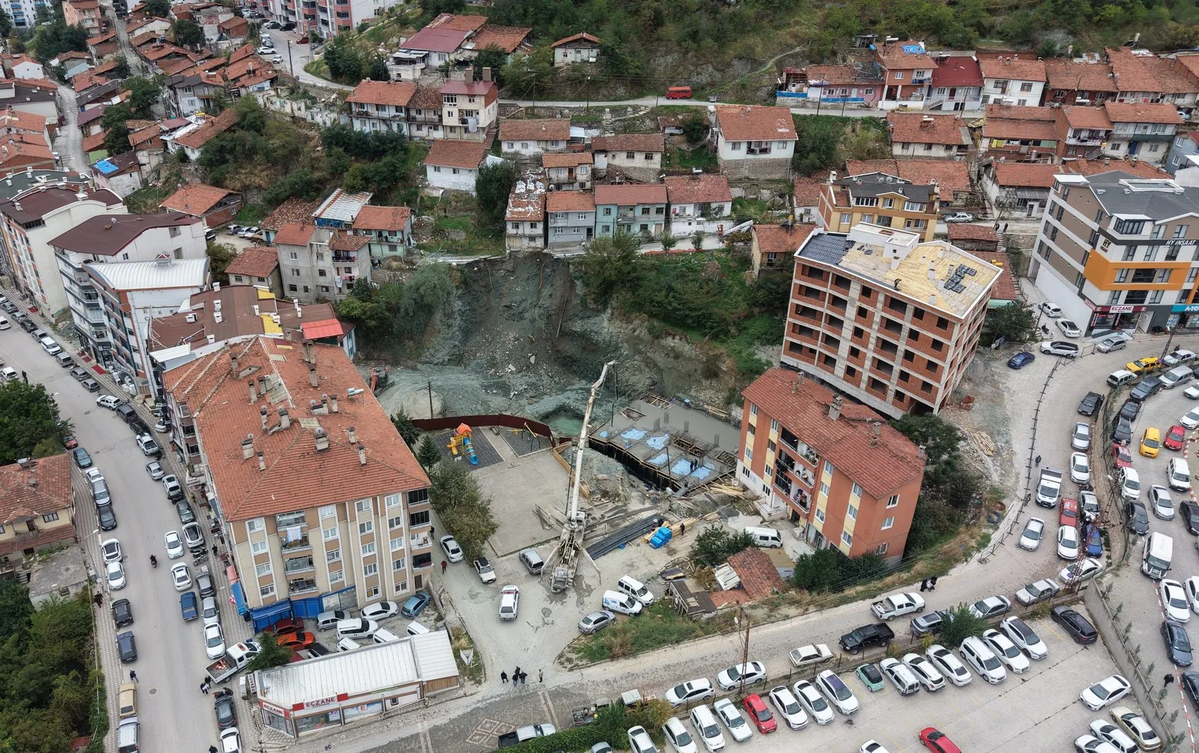 Tokat'ta inşaat paniği: Yolun çökmesiyle evler boşaltıldı