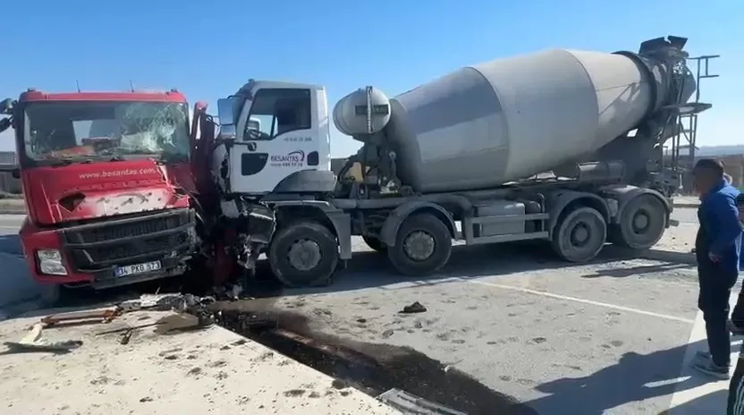 Avcılar'da beton mikserleri kafa kafaya çarpıştı: Aynı firmanın araçları birbirine girdi