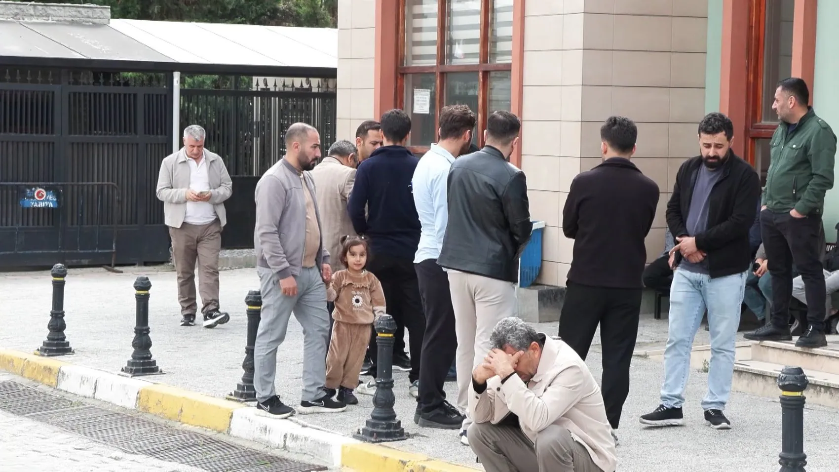 İşten atılma korkusuyla ölüme gönderildiler: Çocukluk arkadaşları yağmurda tabela montajına zorlandı
