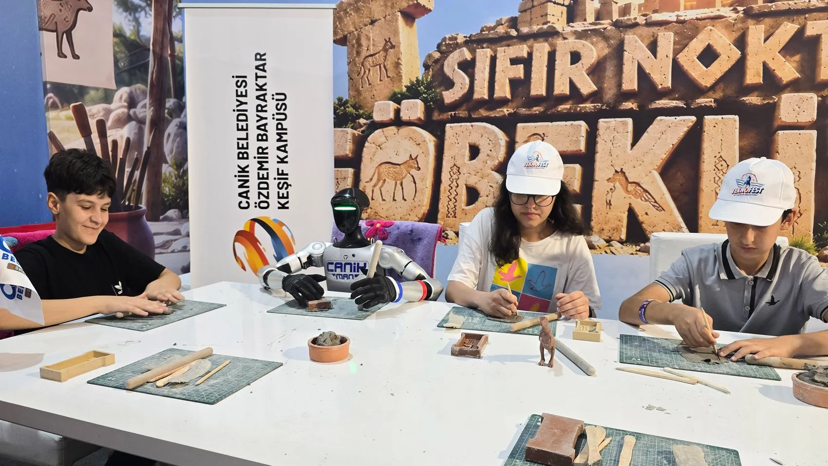 Puşi takıp dans eden insansı robot: Şanlıurfa sokaklarında şaşkınlık yarattı