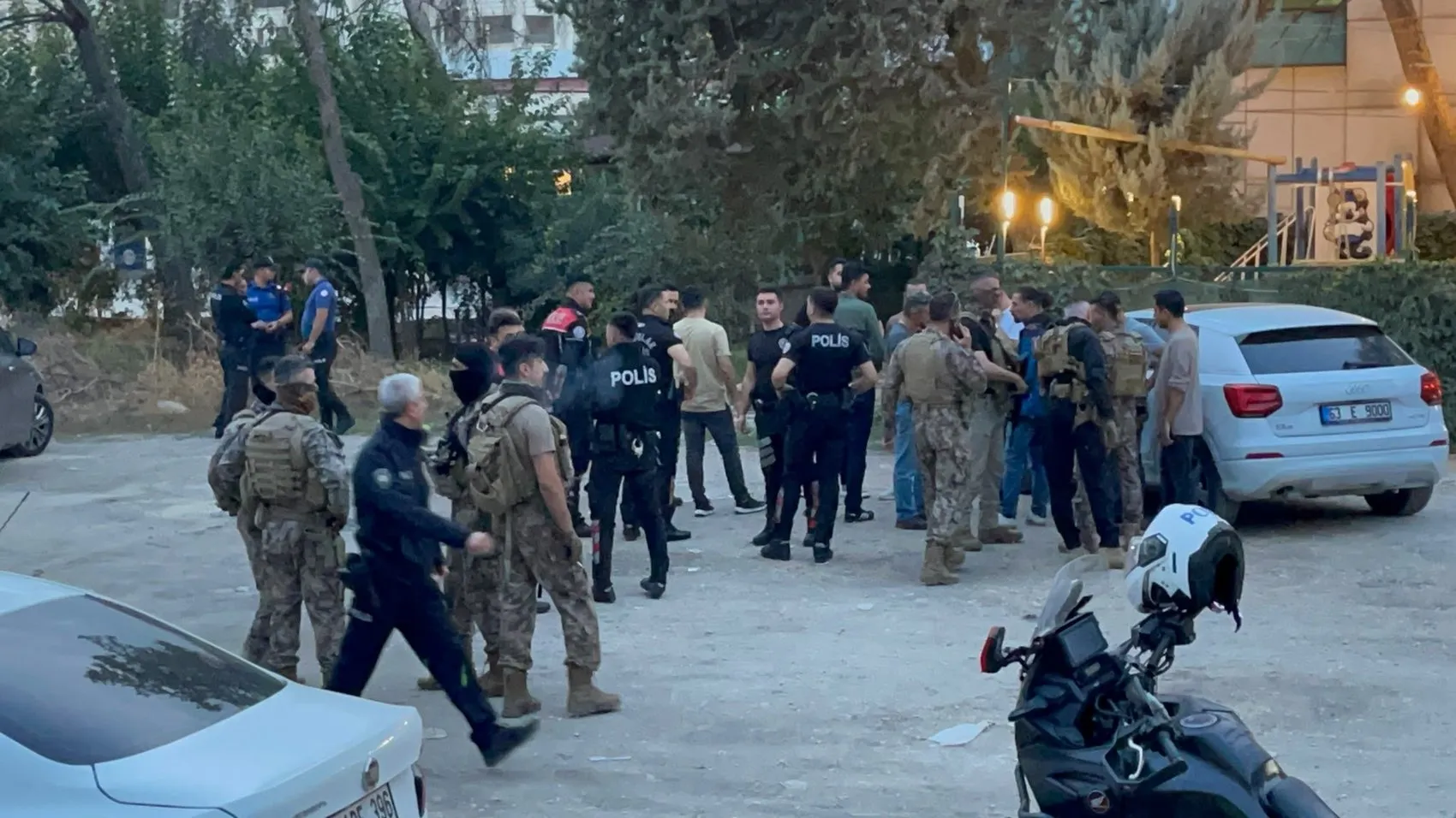Rezidans dairesinde kanlı son: Polis baskınında silahlar konuştu