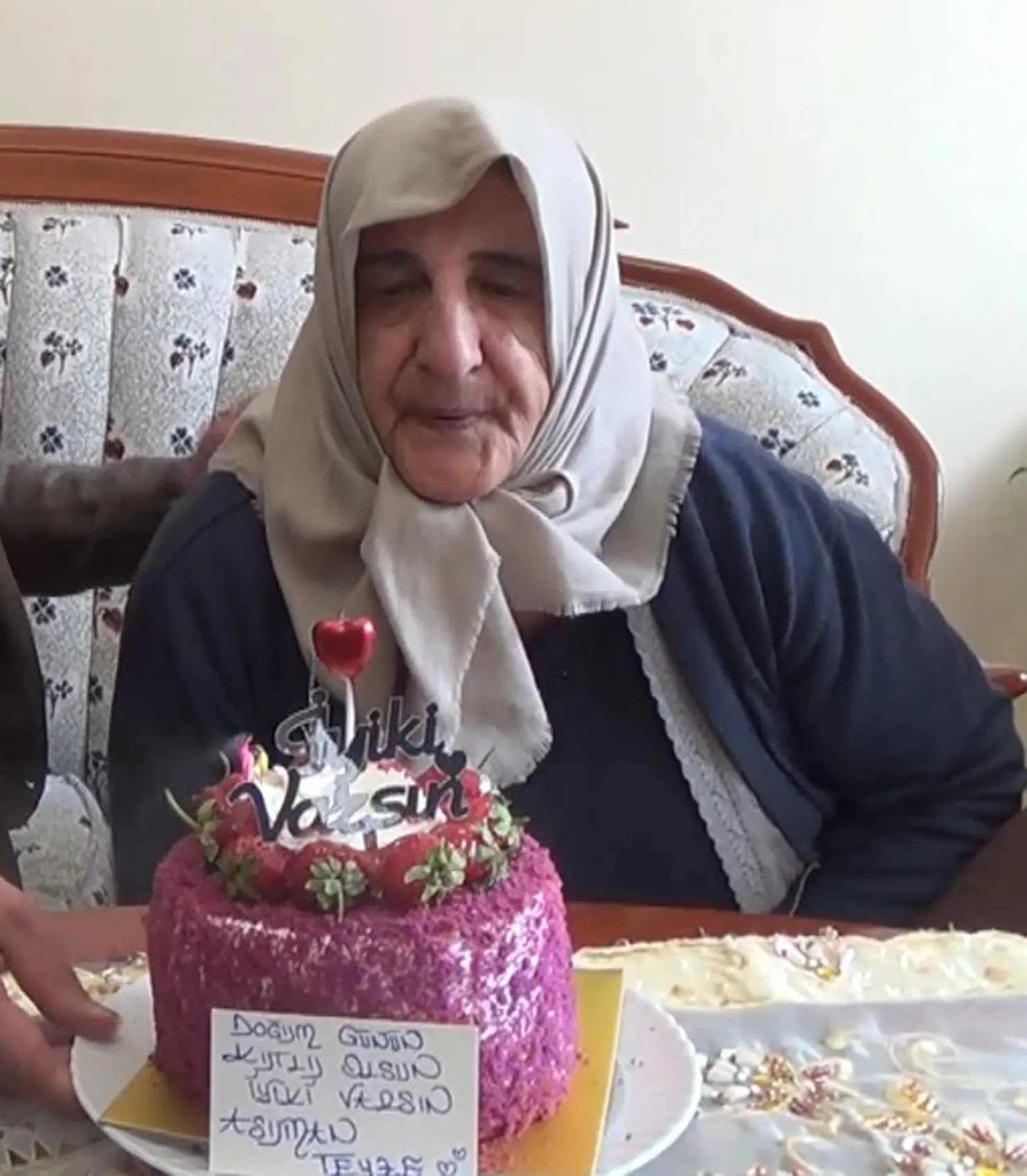 Seksen beş yıllık hasret bitti: Asuman teyzenin hiç kutlanmayan doğum günü Erzurum'da unutulmadı