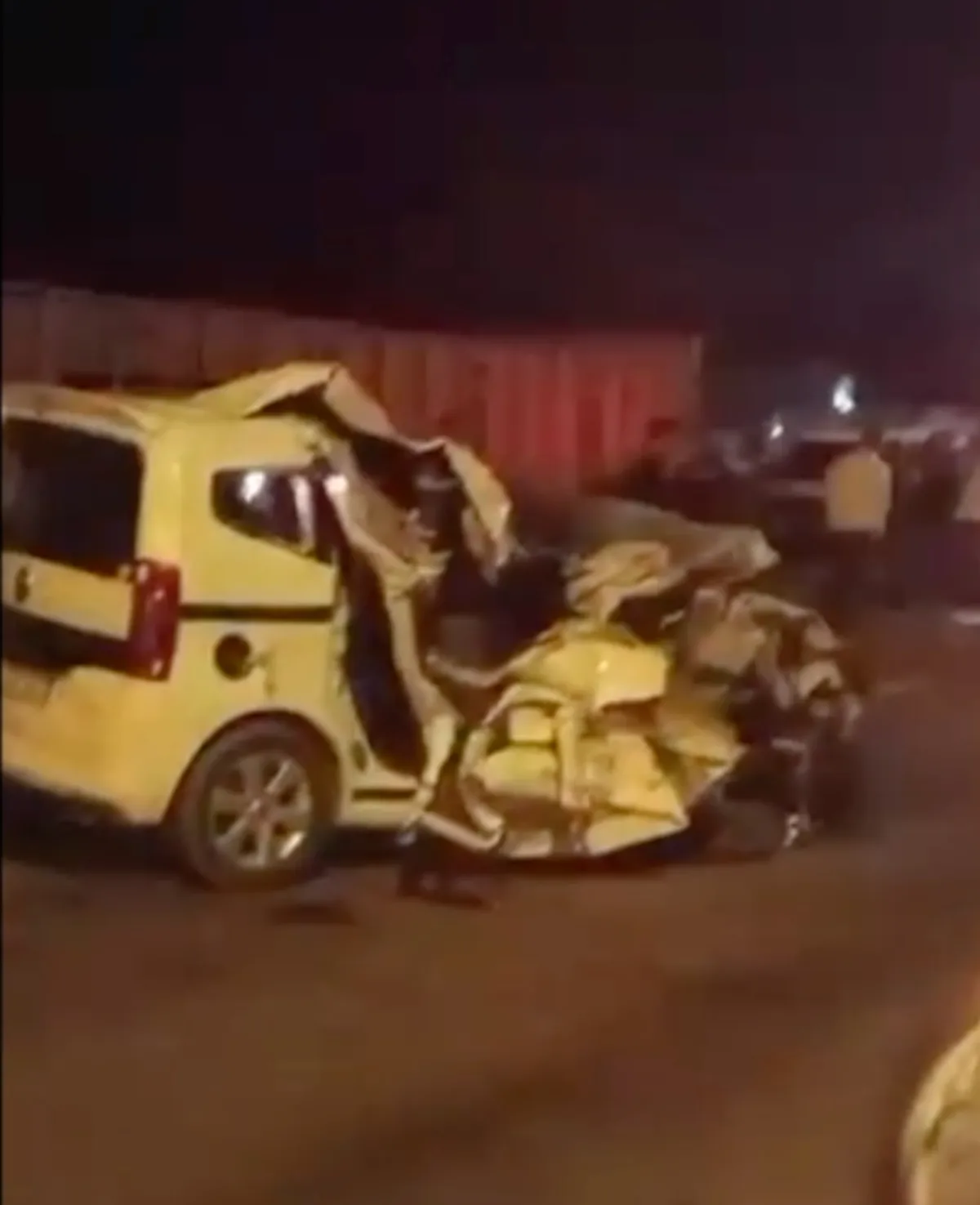 Midyat yolunda gece yarısı dehşeti: Hafif ticari araç TIR'a ok gibi saplandı