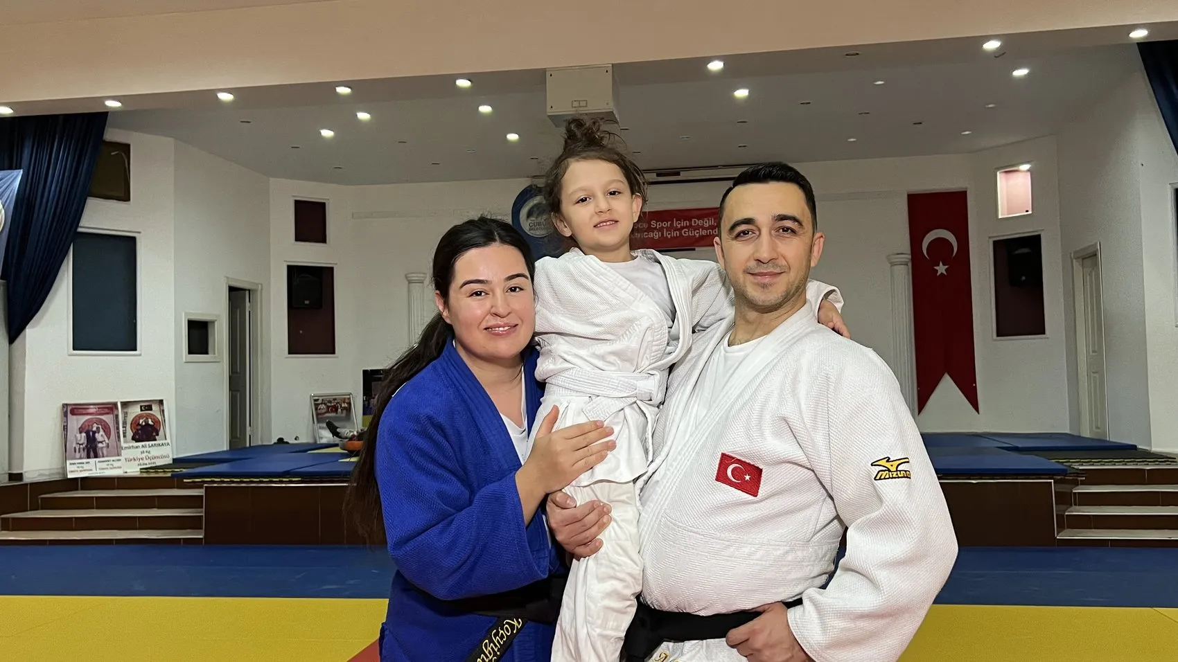 Minik Miray minderin tozunu attırdı: Anne ve babası onun izinden gitti