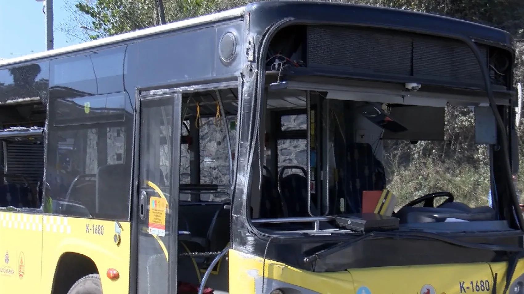 Sultangazi'de dehşet anları: Yokuş aşağı kontrolden çıkan İETT otobüsü duvara çarptı
