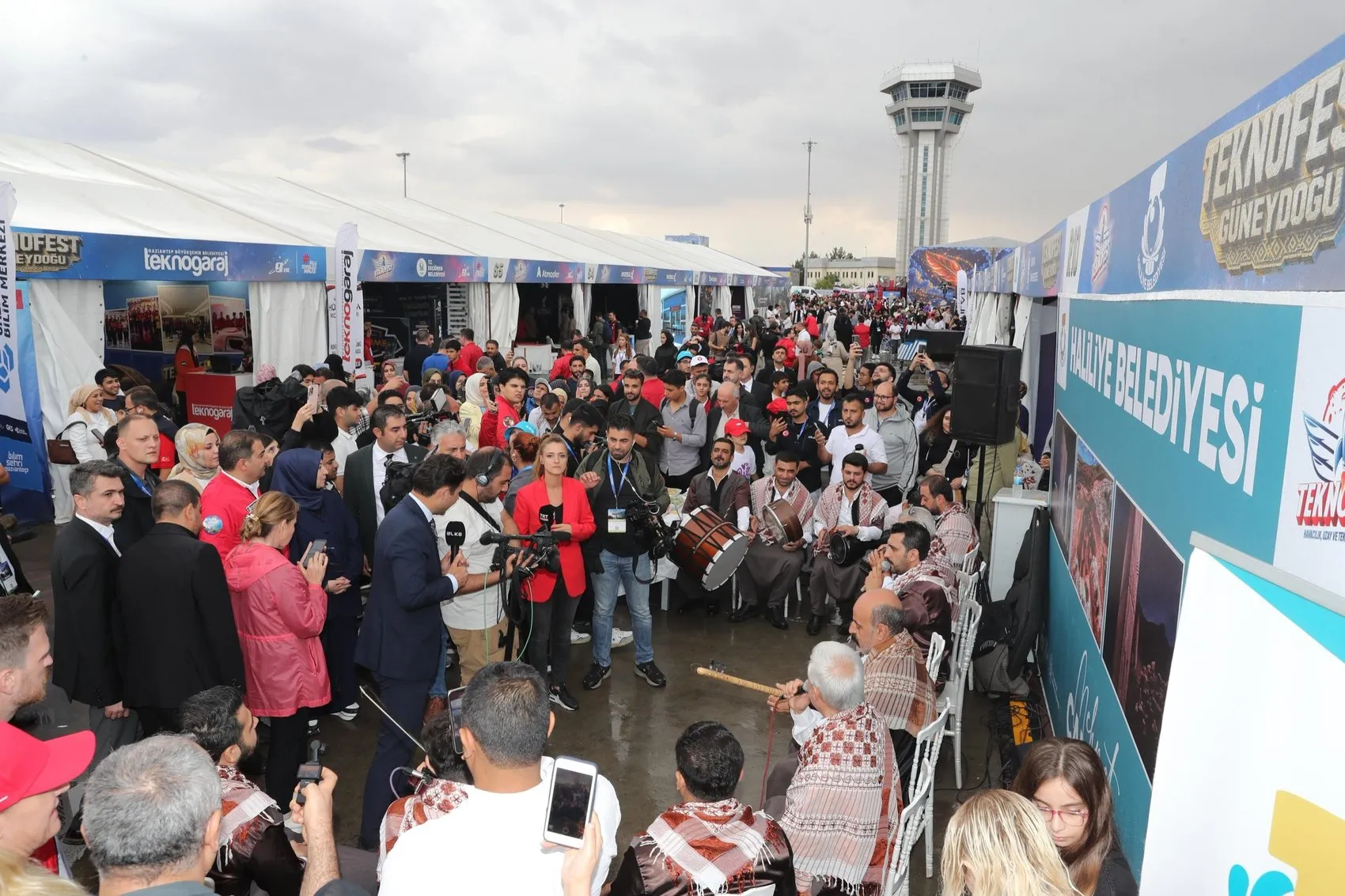 Şanlıurfa'da teknoloji ve gelenek buluştu: Robot davul zurna eşliğinde göbek attı