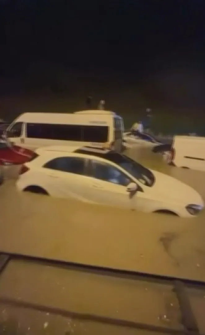 Ümraniye'de sağanak kabusu: Nevzat Demir Tesisleri yolu göle döndü