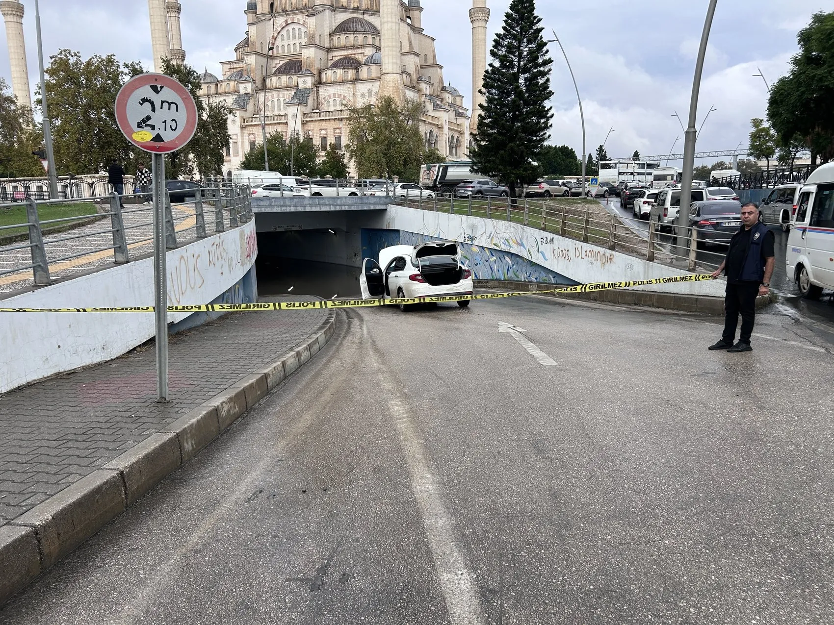 Adana'da kabus dolu anlar: Alt geçitte mahsur kalan baba ve çocukları ölümden döndü
