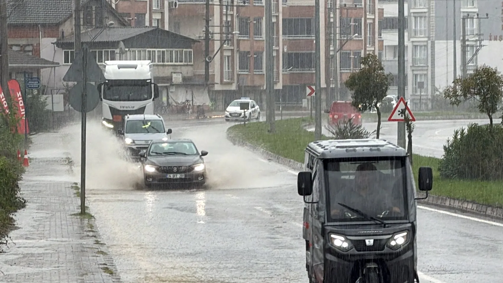 Bartın'da gökyüzü boşaldı: Amasra'da dev dalgalar kıyıları dövdü