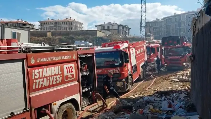 Tuzla'daki şantiye alanında korkutan yangın: 32 işçinin kaldığı konteynerler alevlere teslim oldu