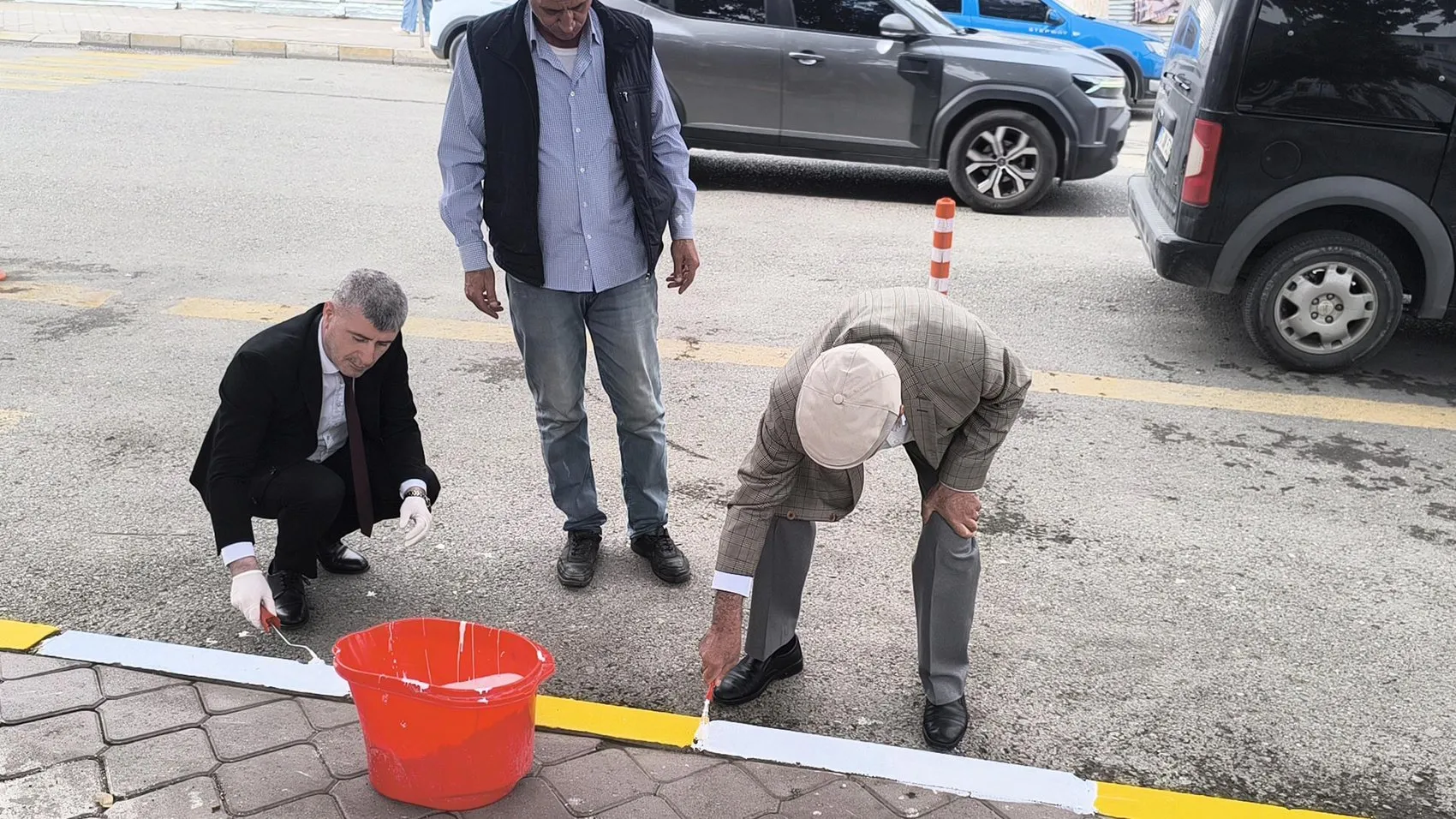 Iğdır'da cadde ve sokaklar değişiyor: Valilik personeli fırçayı eline aldı