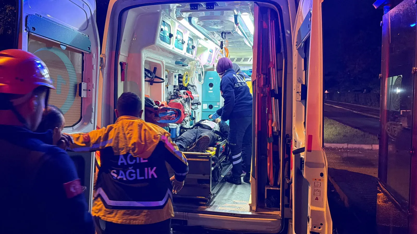 Eskişehir'de korkutan kaza: Kontrolden çıkan otomobil tramvay durağına girdi