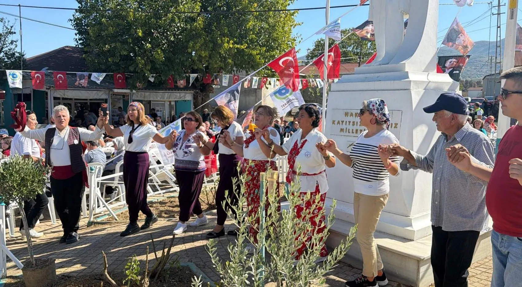 Geçmişin izinde ortak sofra: Mübadil torunları Tekirdağ'da hasat bereketini paylaştı