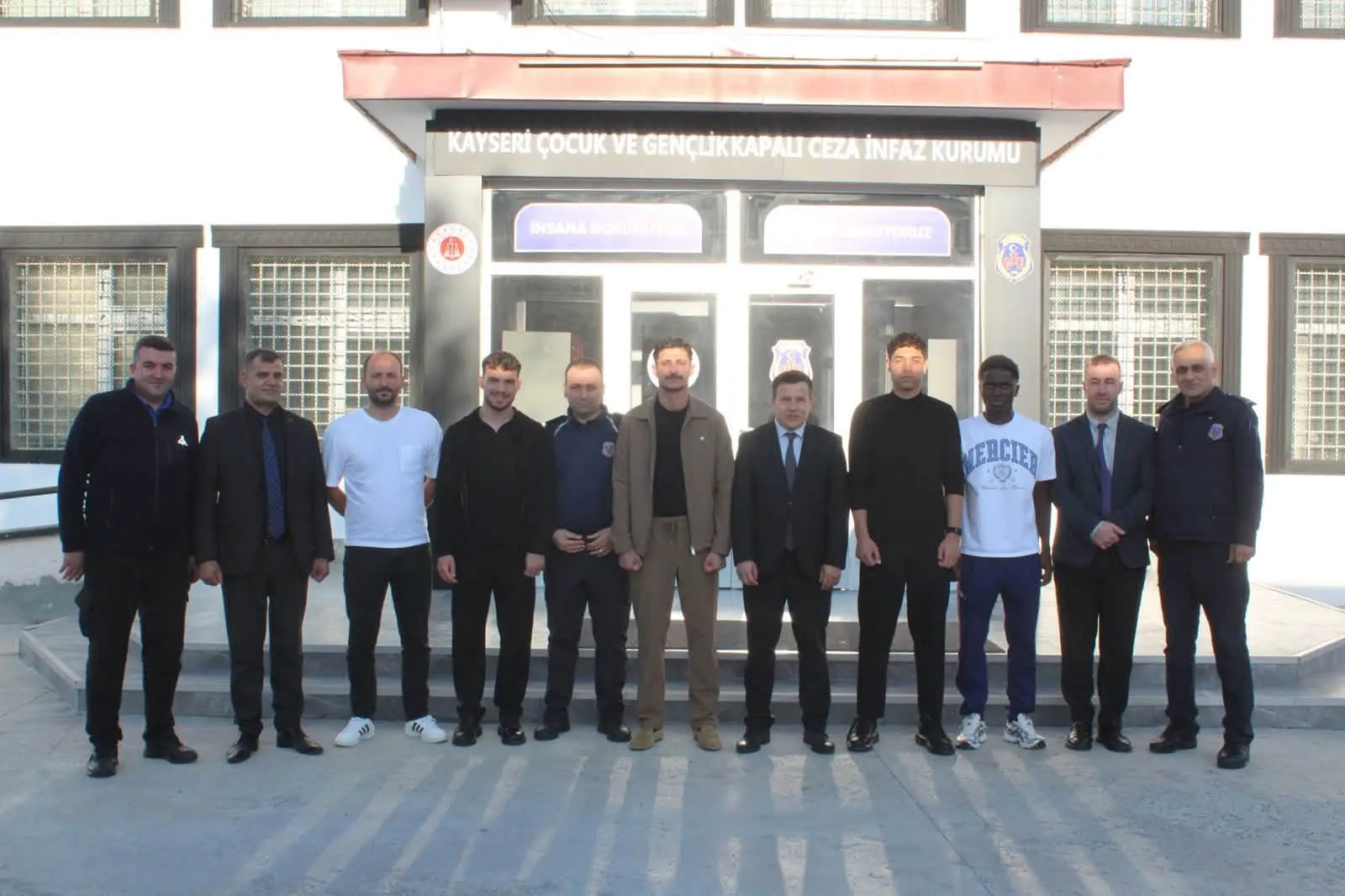 Sahadaki liderlikten sosyal sorumluluğa: Kayserisporlu yıldızlar gençlerle buluştu