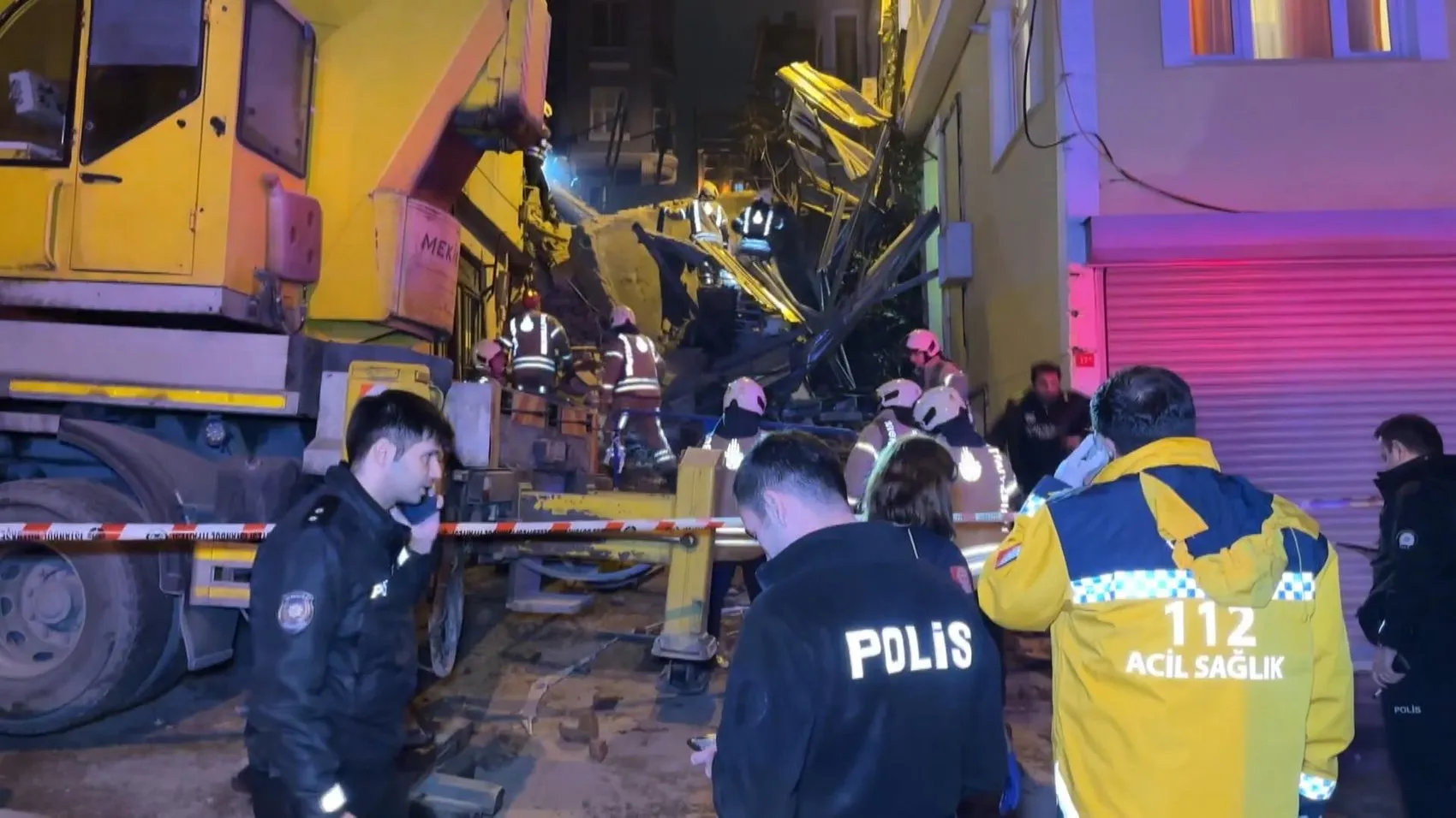 Beyoğlu'nda gece yarısı dehşeti: Beş katlı yapı bir anda yerle bir oldu