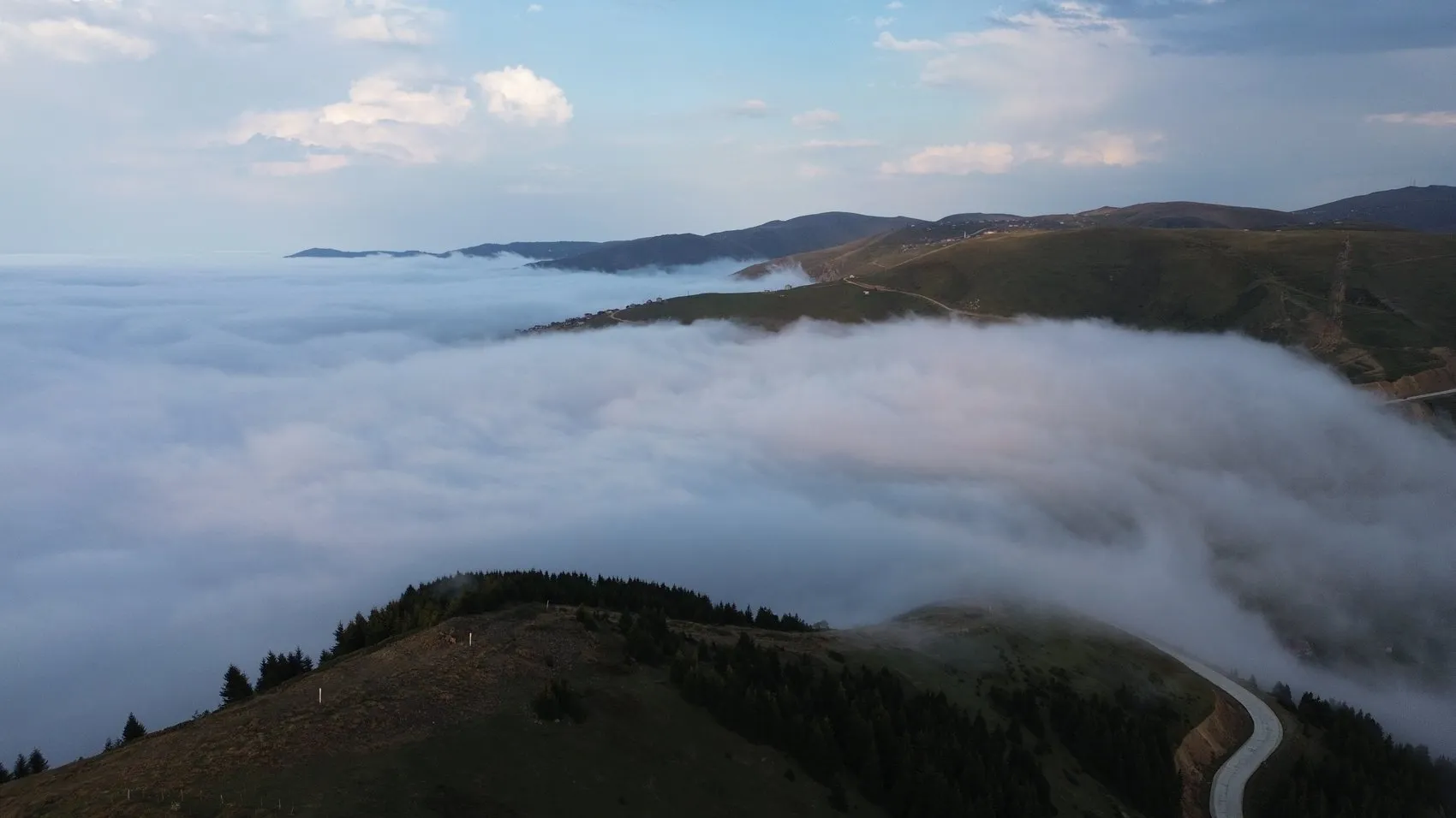 Karadeniz'in zirvesinde masalsı anlar: Sis bulutu yaylayı yuttu