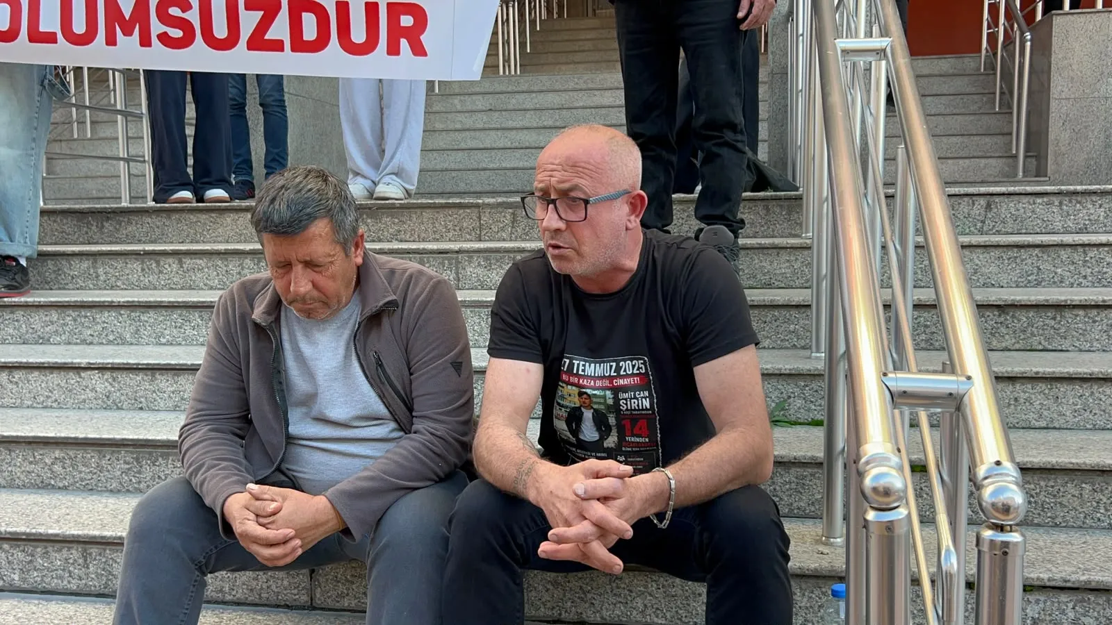 Adliye merdivenlerinde evlat acısı: 21 yaşındaki Ümitcan davasında çıkan karara babadan isyan