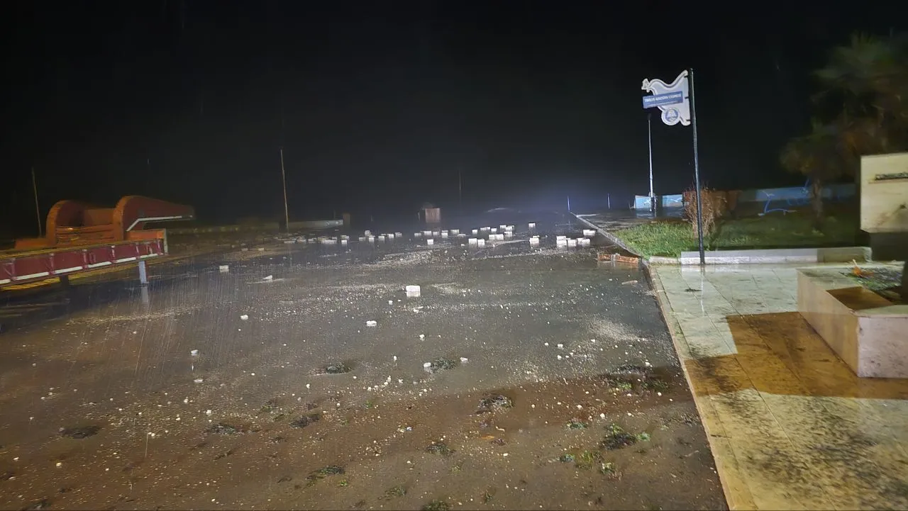 Mudanya sahilinde doğa öfkesini kustu: Dev dalgalar kordonu yerle bir etti
