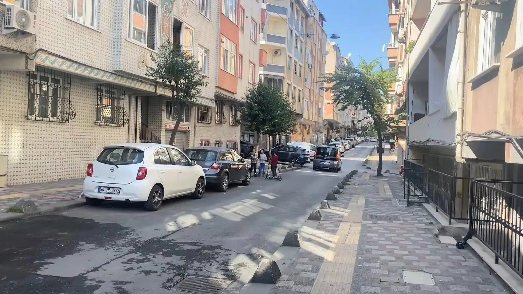 Esenler'de sokak ortasında şiddet: Arkadaşını saçlarından tutup metrelerce sürükledi