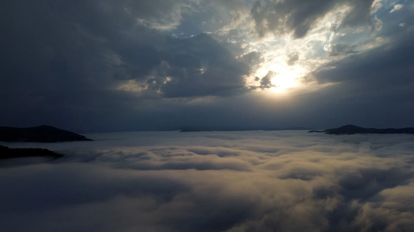 Karadeniz'in zirvesinde masalsı anlar: Sis bulutu yaylayı yuttu