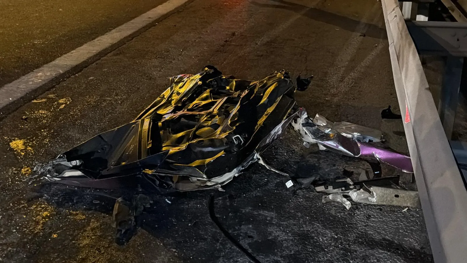 TEM Otoyolu'nda gece yarısı dehşeti: Bariyerlere saplanan otomobilden acı haber geldi