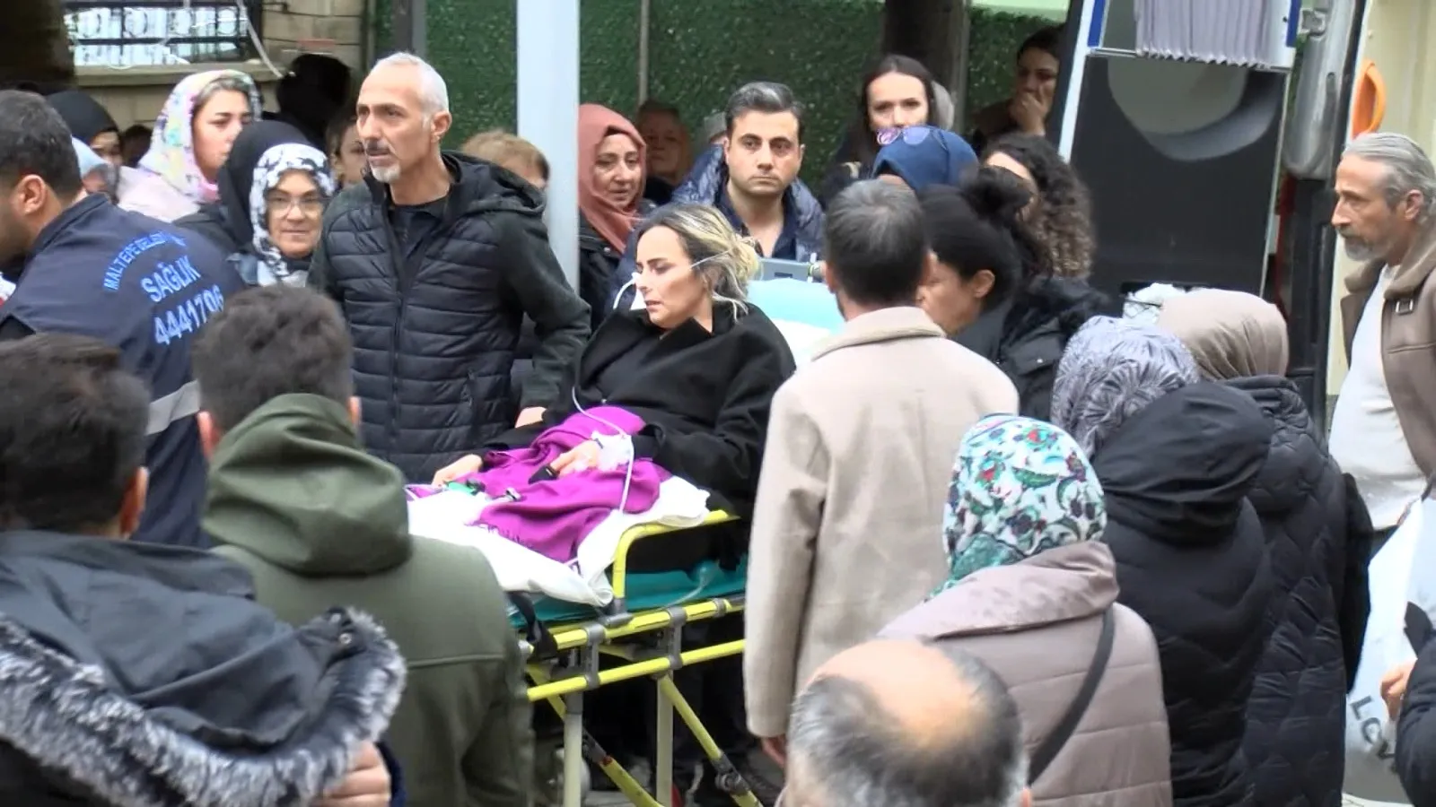 Maltepe'deki acı veda: 5 yaşındaki Gülce'nin tabutuna sedyeyle veda etti