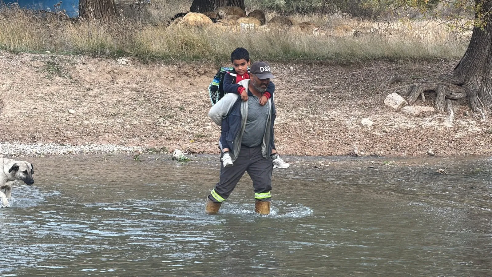 Eğitim aşkı engel tanımıyor: Baba, oğlunu her gün sırtında ırmaktan geçiriyor